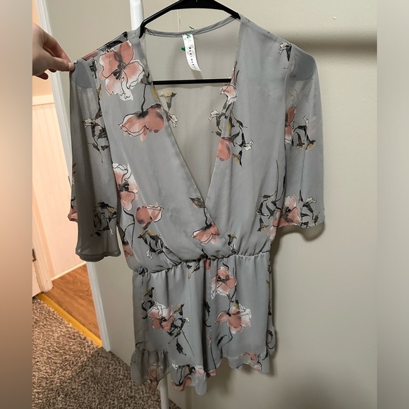 Blue Blush Women’s Gray and Pink Sheer Floral Short Sleeve Romper size small - Picture 2 of 5
